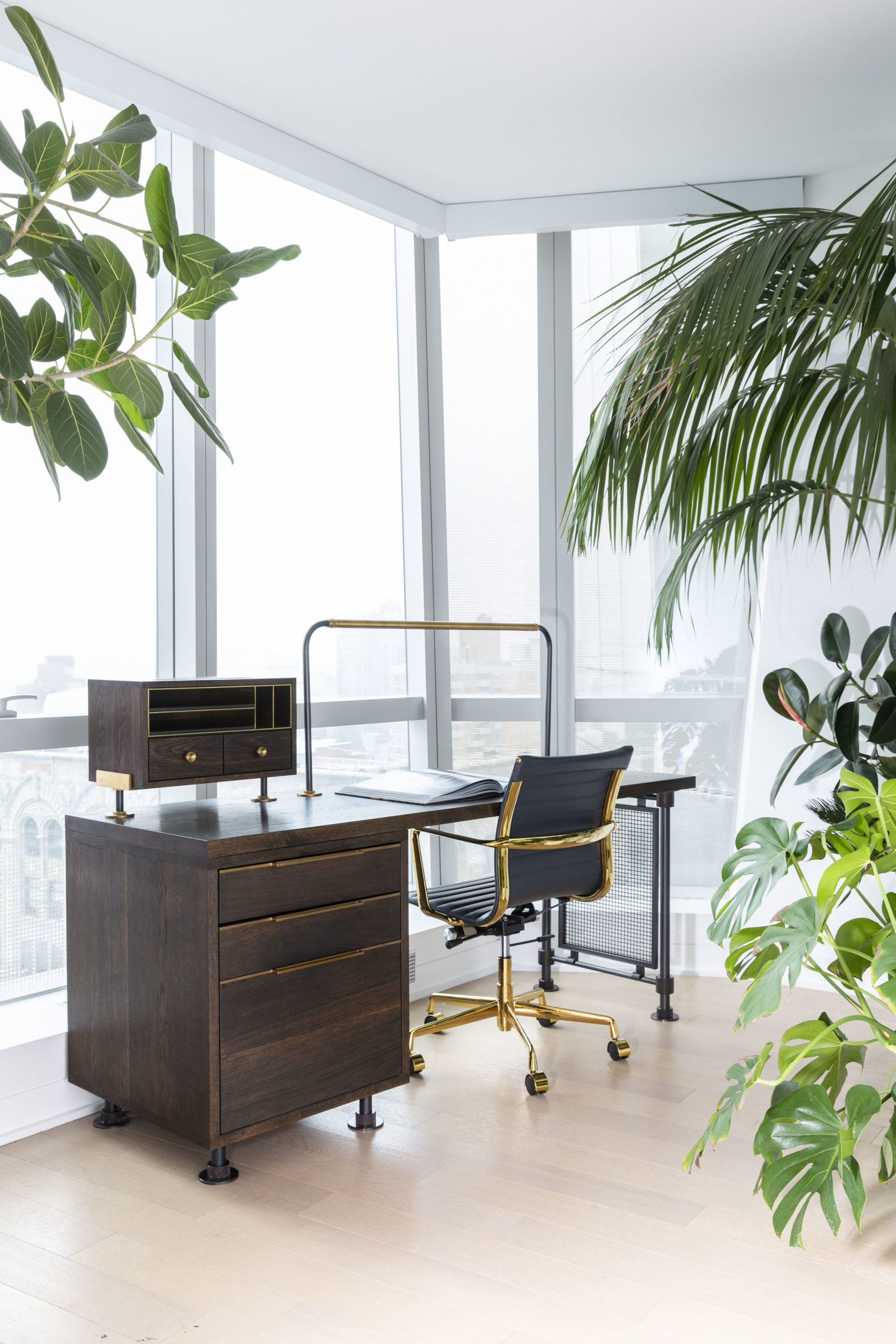 amuneal_products_WNWN_NYDC_nyc-showroom_2Loft-Desk-with-Plants-Angle-scaled-1